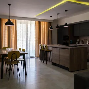 Modern 3 Bedroom In Appartamento